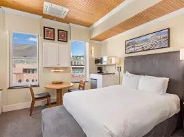 Independence Square 305, Remodeled, 3rd Floor Hotel Room in Aspen's Best Location