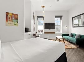 Independence Square 202, Hotel Room Over-looking the Mall and Aspen Mountain