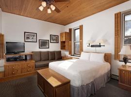 Independence Square 311, Best Location! Hotel Room with Rooftop Hot Tub in Aspen，位于阿斯潘阿斯皮特金县机场 - ASE附近的酒店