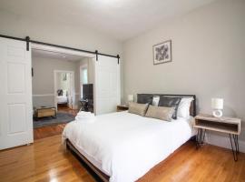 2 bedroom condo close to Boston and Cambridge with free parkings，位于波士顿的酒店