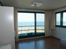 Mangsang Beach Pension，位于江陵市的酒店