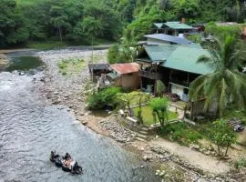 Sam's Bungalows And Treks