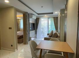 Room at Pattaya, Jomtien Beach，位于乔木提恩海滩的带泳池的酒店