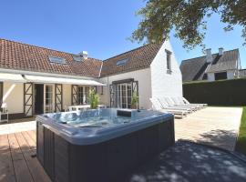 Luxury Villa in Sint Idesbald with Jacuzzi，位于伊特博尔德的度假屋