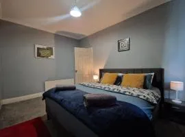 Apartment - Sleeps 4 - Parking - WiFi