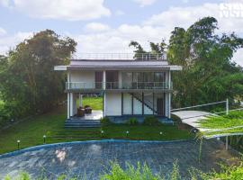 StayVista's Eden Bloom - Pet-Friendly Villa with Pool, Terrace & Lawn with Gazebo，位于贾巴尔普尔的乡村别墅