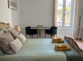 Au Petit Faubourg，位于格里尼昂的酒店