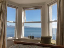 Bay View, Sleeps 18, 7 Bedrooms, 7 Bathrooms, Seafront, Criccieth，位于克里基厄斯的酒店