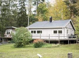 house 20min from sthlm c, 250meters to lake，位于斯德哥尔摩的度假屋