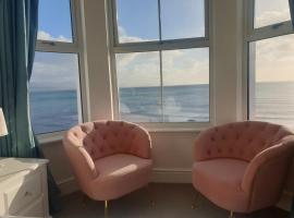 Glan y Mor, Sleeps 20, 8 Bedrooms, 8 Bathrooms, Seafront, Criccieth，位于克里基厄斯的度假屋