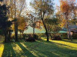 Au pied de la colline，位于Alembon的住宿加早餐旅馆