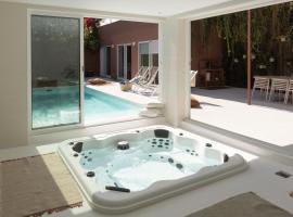 Casa dos Pinheiros 109 - Private Villa with pool & heated SPA，位于波尔图拉马尔地铁站附近的酒店