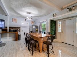 Rustic Catskills Farmhouse with Lake Views & Wildlife，位于Gilboa的酒店