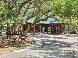 Canyon Lake Cabins，位于峡谷湖的酒店