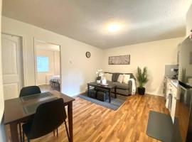 Adorable 1- Bedroom Suite in Langford，位于维多利亚的酒店