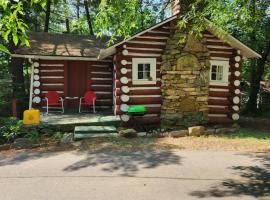 The Pines Cottages，位于阿什维尔的度假村