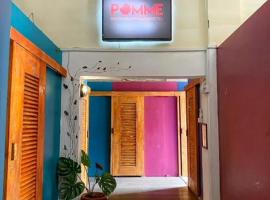 Pomme Hostel Restaurant & Bar - Private Sleeping Cabins，位于马德望达维索尔宝塔附近的酒店