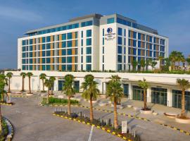 Doubletree By Hilton Abu Dhabi Yas Island Residences，位于阿布扎比亚斯购物中心附近的酒店