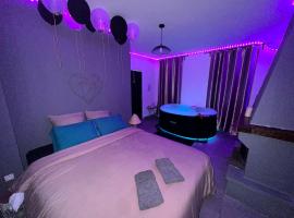 Love Room avec Jacuzzi proche Paris et Roissy CDG，位于Persan的公寓