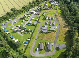 Linwater Caravan Park - Luxury Lodges and Static Caravans near Edinburgh，位于纽布里奇的山林小屋