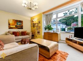 Exclusive 3 bedroom House in the Heart of Hanwell，位于格林福德的酒店