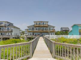 Oceanfront Emerald Isle Escape with Private Hot Tub!，位于翡翠岛的酒店