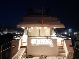 Luxury Yacht Portosole，位于圣雷莫的船屋