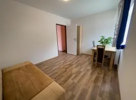 Apartament 4 osobowy obok Szpitala Brzeziny 2 pokoje Prywatna łazienka i kuchnia 32m2