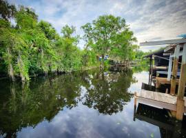 Astor River House with 2 private boat slips，位于Astor的酒店