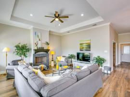 Spacious Texas Escape with Fireplace, Yard and Patio!，位于克利本的带停车场的酒店