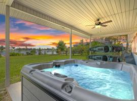 Nautical Nirvana-Waterfront Joys from Sunrise Paddles to Hot Tub Sunsets，位于巴拿马城的酒店