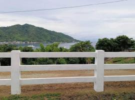 Ocean and mountain view house，位于马比尼的酒店