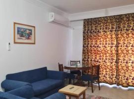 A cozy room in 2 bedrooms apartment with a back yard，位于沙姆沙伊赫的露营地