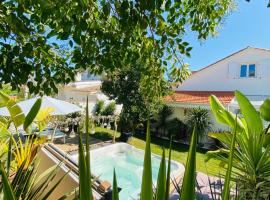 Évasion Tropicale - Villa d'Artiste avec Jacuzzi Privé dans un jardin Exotique，位于梅里尼亚克的民宿