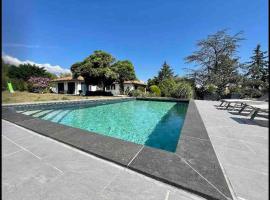 Logements chaleureux dans Maison avec piscine à 35 min de LYON，位于Alix的酒店