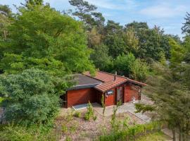 Spacious wooden cottage with infra-red sauna at Veluwe，位于皮滕的低价酒店