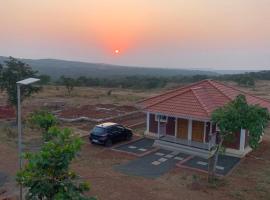 Villa 135 Konkan Trails Dapoli Only families welcomed，位于Kolthare的酒店