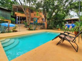 Casa Pura Vida Surf Hostel - Tamarindo Costa Rica，位于塔马林多的酒店