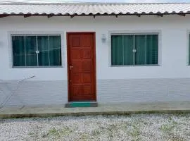 Casa tranquila 2 Q, bem localizada, ar opcional wifi grátis.