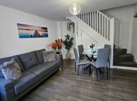 Luxury one bedroom maisonette with extra connected bedroom in Stevenage centre，位于斯蒂夫尼奇的酒店
