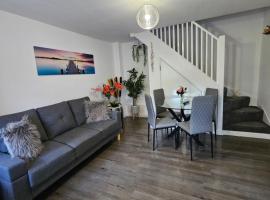 Luxury one bedroom maisonette with extra connected bedroom in Stevenage centre，位于斯蒂夫尼奇的带停车场的酒店