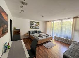 Helle FeWo am Waldrand - mit Balkon, Pool & Sauna，位于弗赖翁的住宿