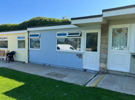 2 Bedroom Chalet SB84, Sandown Bay, Dog Friendly，位于Brading的酒店