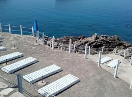 APARTMANI LUX SEA，位于尤塔哈的带停车场的酒店