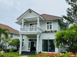 Family Villa in Sea Links Beach City Mũi Né，位于美奈的高尔夫酒店