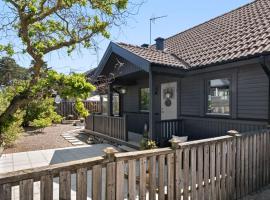 Charming 2-floor house by the sea in Ahus Sweden，位于奥胡斯的酒店