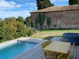 Magnifique villa avec piscine et spa，位于Saint-Jean-Lherm帕尔默拉高尔夫球场附近的酒店