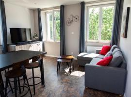 LA BATISSE l'arbre beige，位于Le Petit-Abergement的酒店