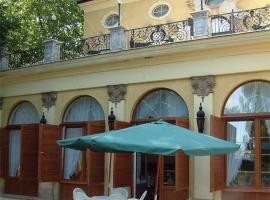 Kastely Szalloda，位于巴拉通尤洛克的酒店