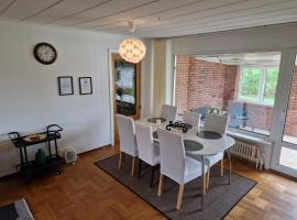 Villa med egen parkering. Möjlighet att boka från 1 och upp till 5 personer.，位于厄勒布鲁的度假屋